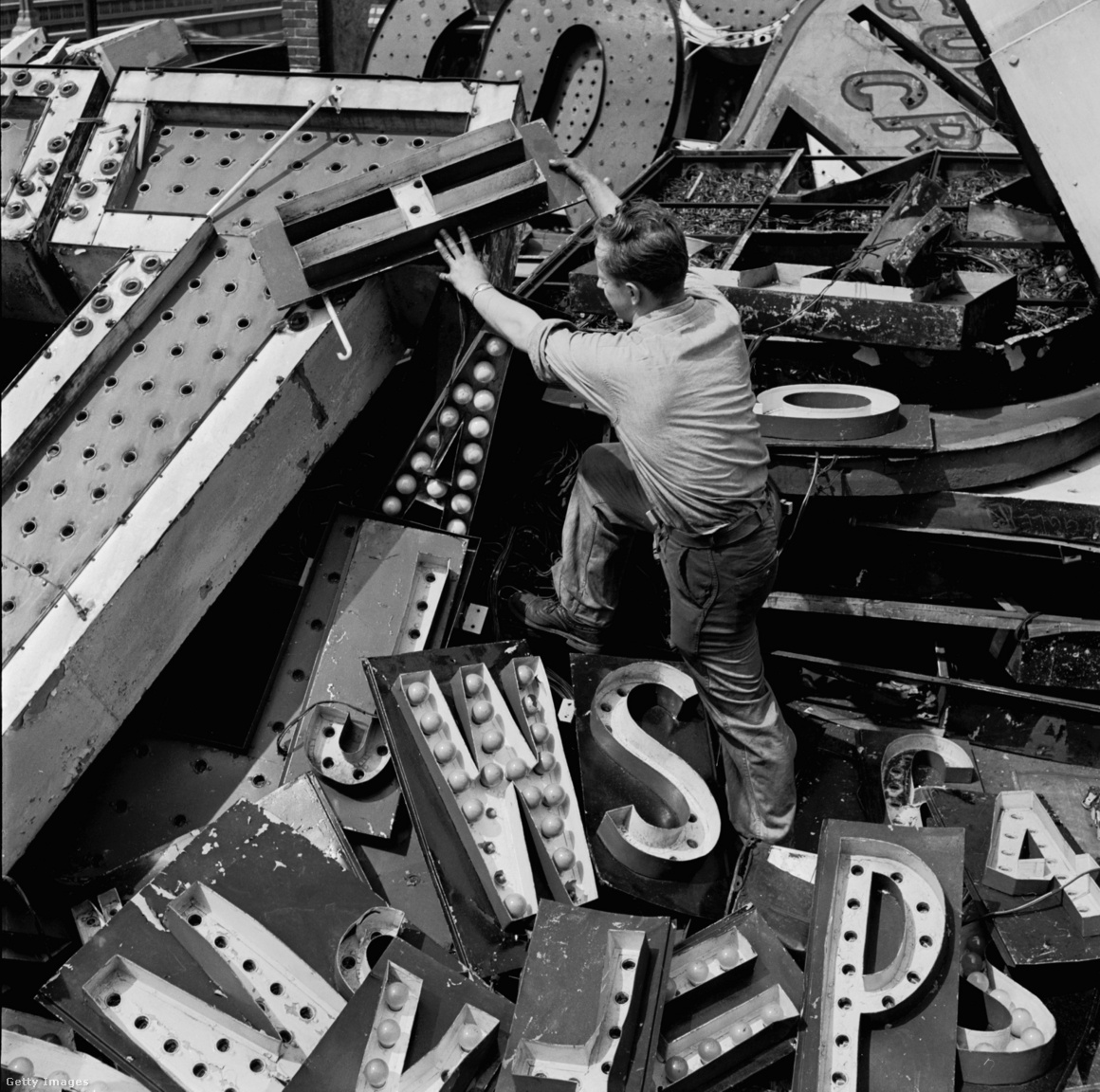 Egyesült Államok, New York, 1950 kürül. Az Art-Craft-Strauss neonreklám gyártó cég lekerült, régi táblái. Számos reklámjuk díszíti a New York-i Time Sqare-t