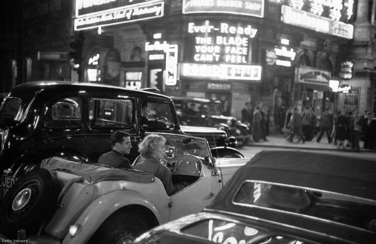 Egyesült Királyság, London, 1953. július 4. A zsúfolt Piccadily Circus