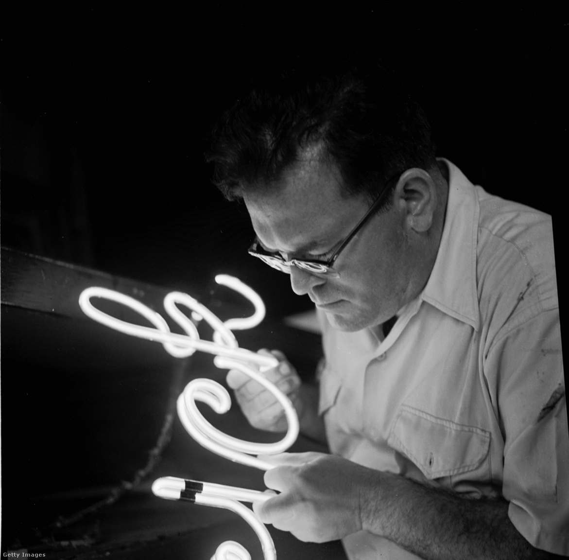 Egyesült Államok, New York, 1950 körül. Az Art-Craft-Strauss cég szakembere készít egy neonreklámot