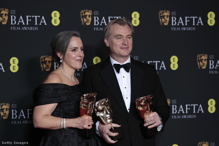 Emma Thomas és Christopher Nolan „Oppenheimer” című filmért elnyert legjobb film díjával a 2024-es EE BAFTA Film Awards díjátadón a Royal Festival Hallban, Londonban, 2024. február 18-án
            