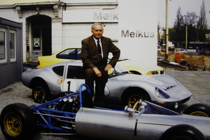 A márka életre keltője Heinz Melkus, a képen kocsijaival. A német újraegyesítés után elsőként ő kapta meg a volt DDR területén a BMW képviseleti jogait, így márkakereskedést is üzemeltetett
                        