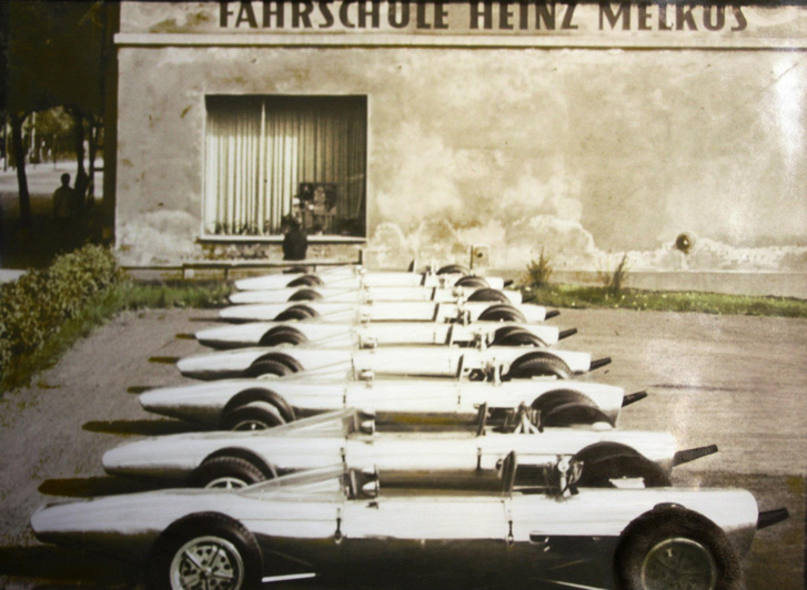 Az áll a falon, hogy Fahrschule, vagyis autósiskola, Heinz Melkus