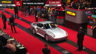 Több mint 600 millió forintért kelt el a ritka 1987-es Porsche 959 Komfort az egyik aukción - videó