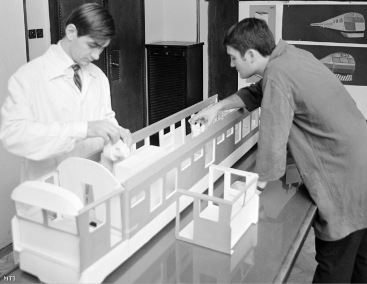 Budavári István és Zsigmond Attila ipari formatervezők dolgoznak az M63-as makettjén 