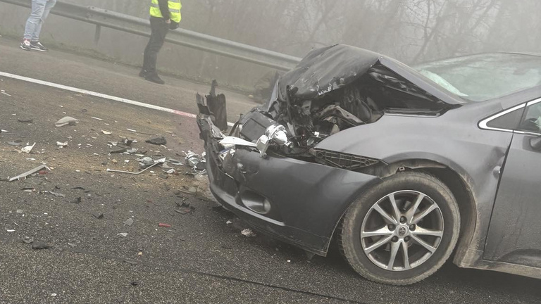 Durva baleset történt az M7-es autópályán a köd miatt, mindkét irányban terelik a forgalmat