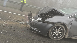 Durva baleset történt az M7-es autópályán a köd miatt, mindkét irányban terelik a forgalmat
