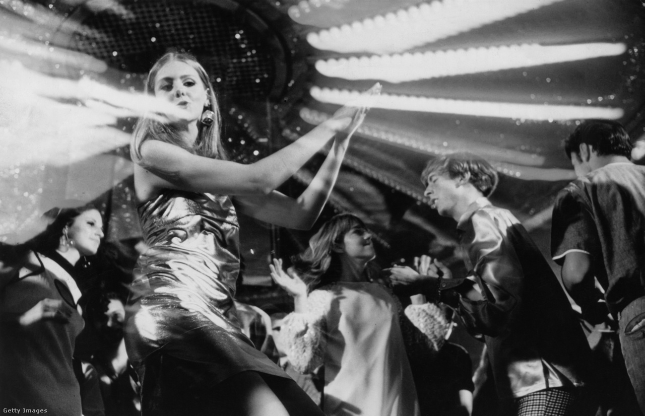 1974. szeptember. Egy tizenéves lány fémszínű ruhában táncol egy diszkóban