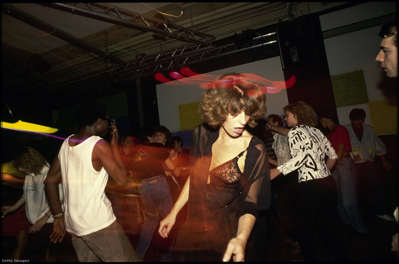 1989. május 1. Emberek táncolnak egy diszkóban