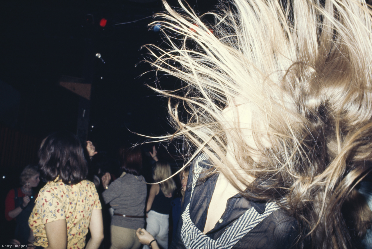 Amerikai Egyesült Államok, Kalifornia, Nyugat-Hollywood, 1975. Egy  hosszú szőke hajú nő hátraveti a fejét a táncparketten a Whisky a Go Go Go nevű szórakozóhelyen a Sunset Boulevardon