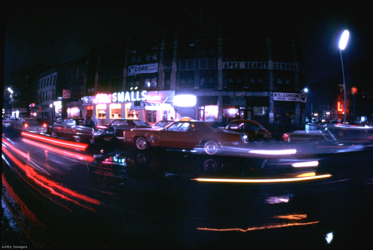 Amerikai Egyesült Államok, New York 1975. Egy Pontiac Grand Prix a Seventh Avenue-n. A háttérben Big Wilt's Smalls Paradise klubja látható