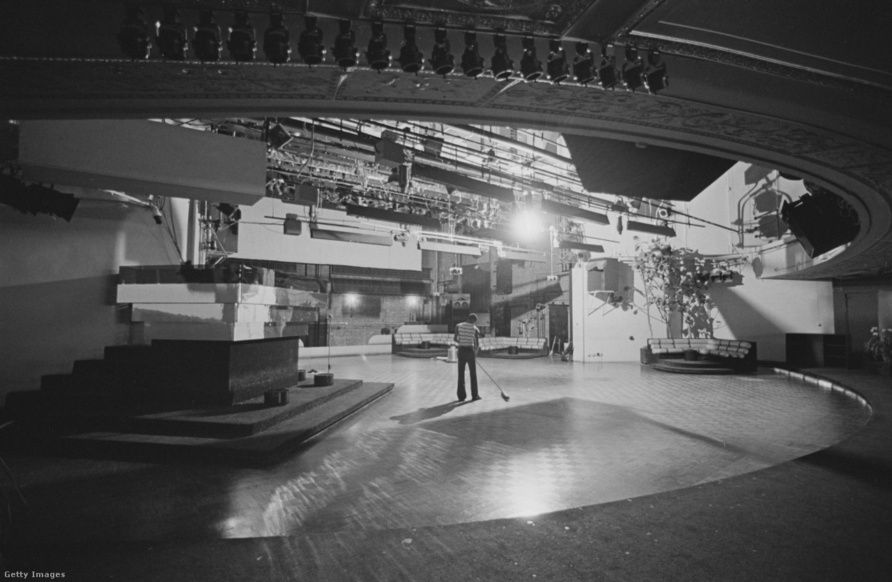 Amerikai Egyesült Államok, New York 1978. március 6. Manhattan híres diszkója és éjszakai klubja, a Studio 54-ben egy férfi takarítja az üres táncparkettet