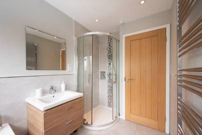 Icipici fürdőszoba is lehet stílusos - Így rendezd be a fürdőd, ha csak zuhany fér be