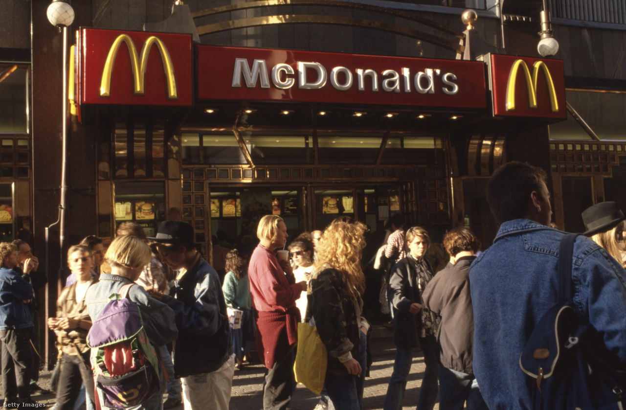 Budapest, Magyarország, 1990. október. 1. McDonald's étterem Budapesten