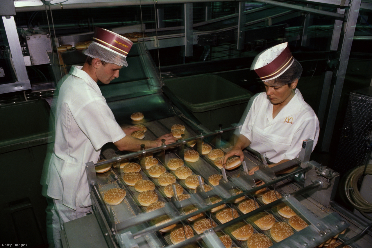 Moszkva, Oroszország, 1994. október 17. McDonalds alkalmazottak munka közben 