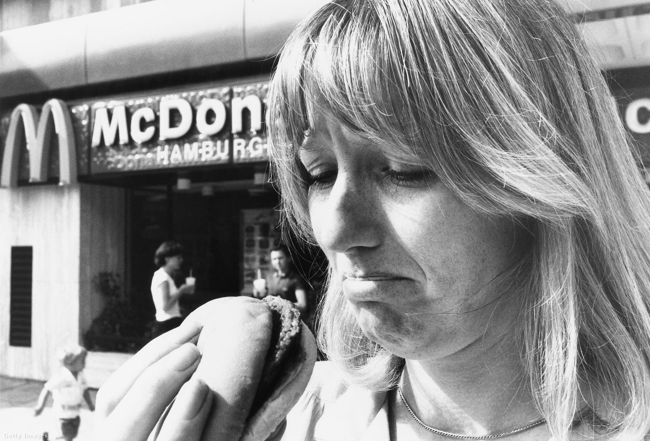 Hammersmith, Egyesült Királyság, 1981. augusztus 1. Egy nő kétkedve nézi hamburgerét