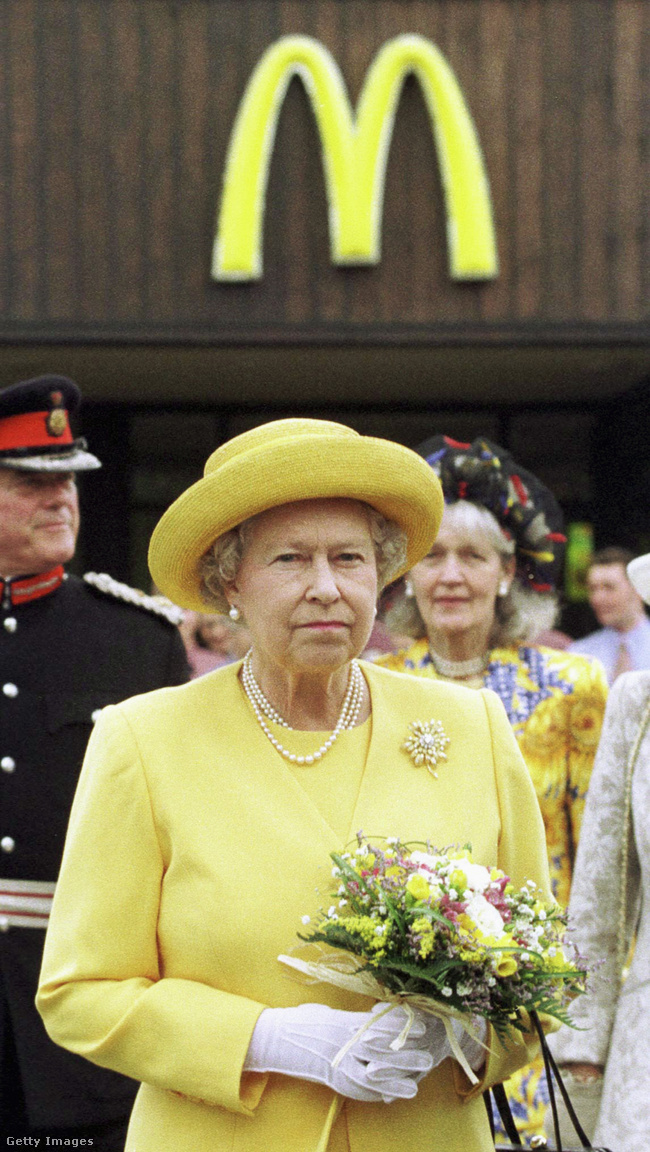 Cheshire, Egyesült Királyság, 1998. július 31. II. Erzsébet királynő látogatása egy McDonald's étteremben