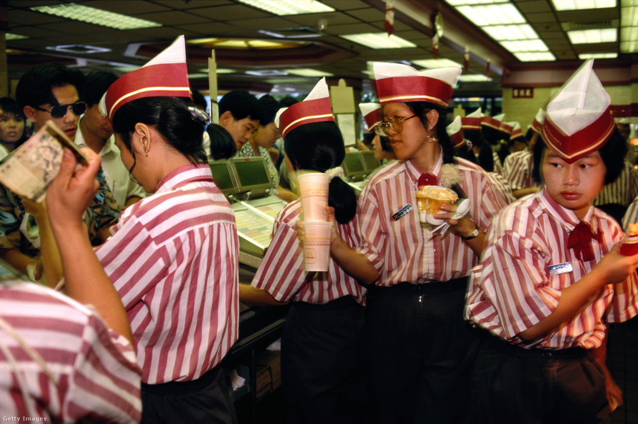 Shanghai, Kína, 1993. június 1. A McDonalds étterem személyzete kiszolgálja a vásárlókat egy sanghaji franchise étteremben