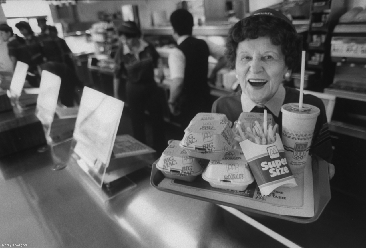 Amerikai Egyesült Államok, 1988. július 12. A 85 éves Anne LaFave, a McDonald's egyik legidősebb dolgozója