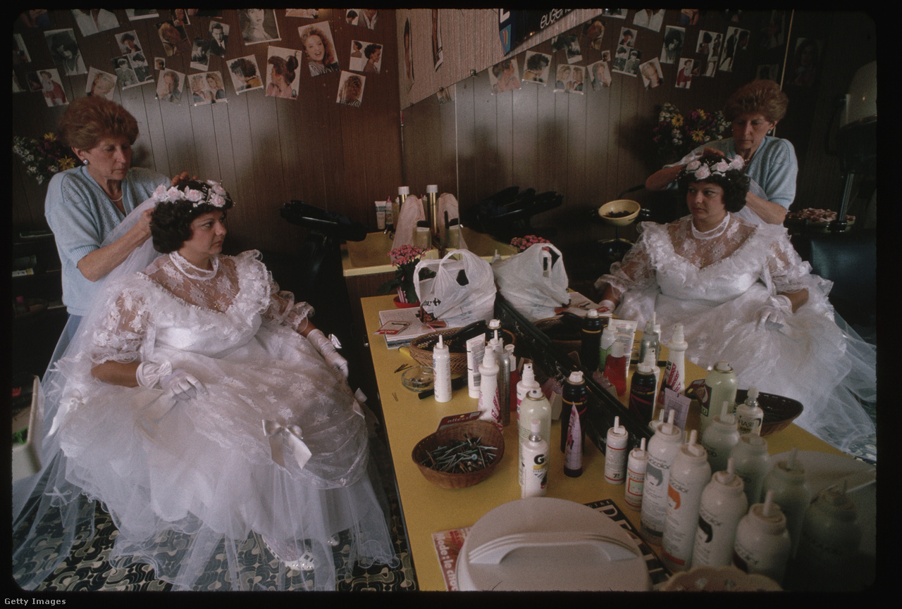 1997. Menyasszony egy szépségszalonban
                        
