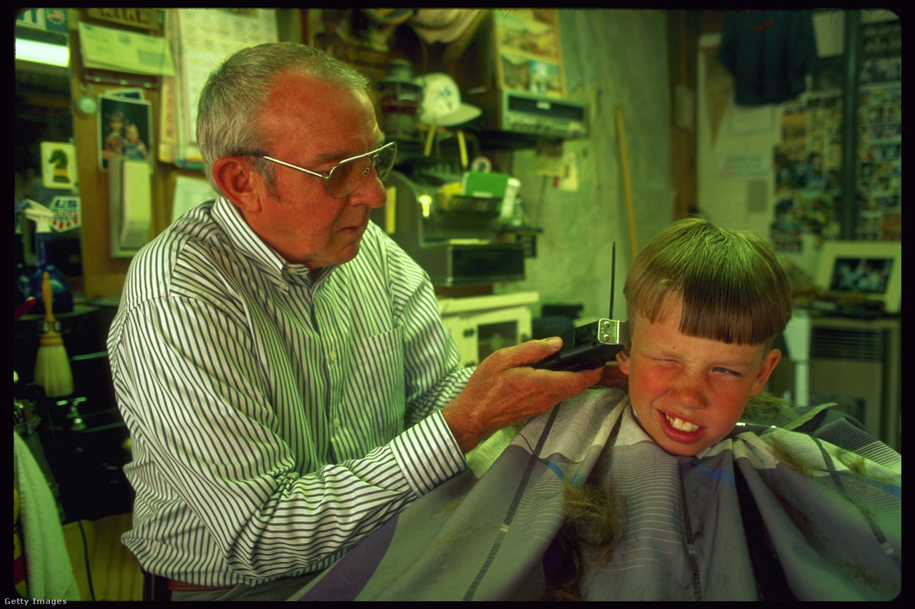 Kalifornia, Amerikai Egyesült Államok, 1995. május. 30. A fiatal Robert Brown haját maga Kirk vágja le a kaliforniai Lone Pine-ban található Kirk's Barber Shopban