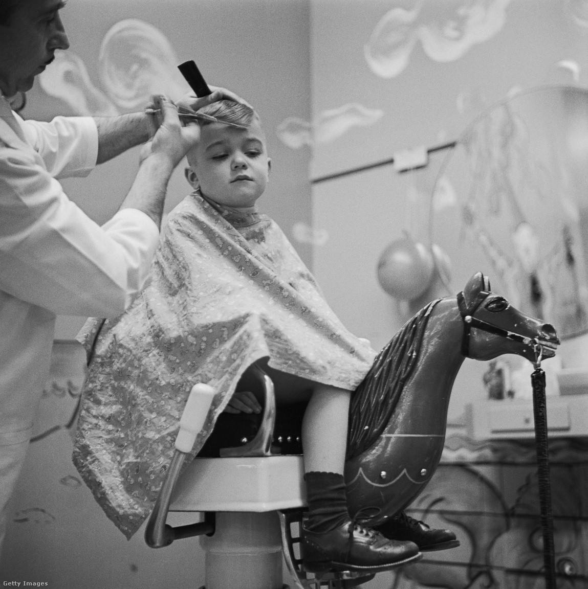 1955. Egy fodrász levágja a fiú haját