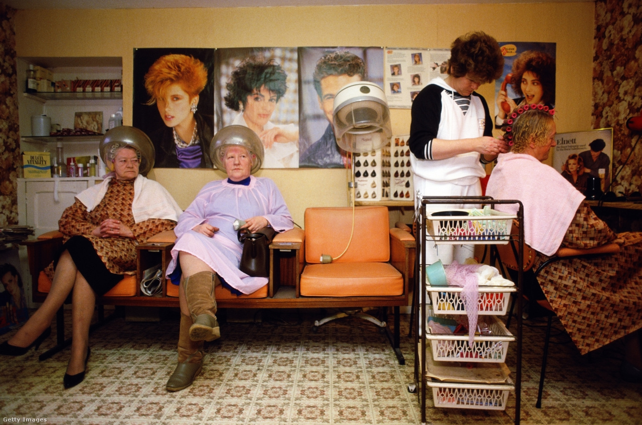 Skócia, Egyesült Királyság, 1990. augusztus 2. Idős nők a fodrásznál a hajszárító búra alatt
                        