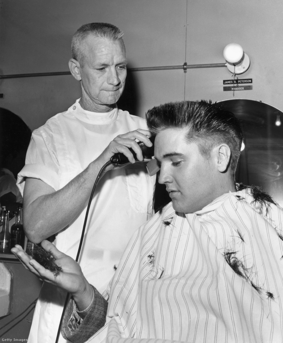 1958. március 25. Elvis Presley az amerikai hadsereg tagjaként töltött első napján levágatja a haját