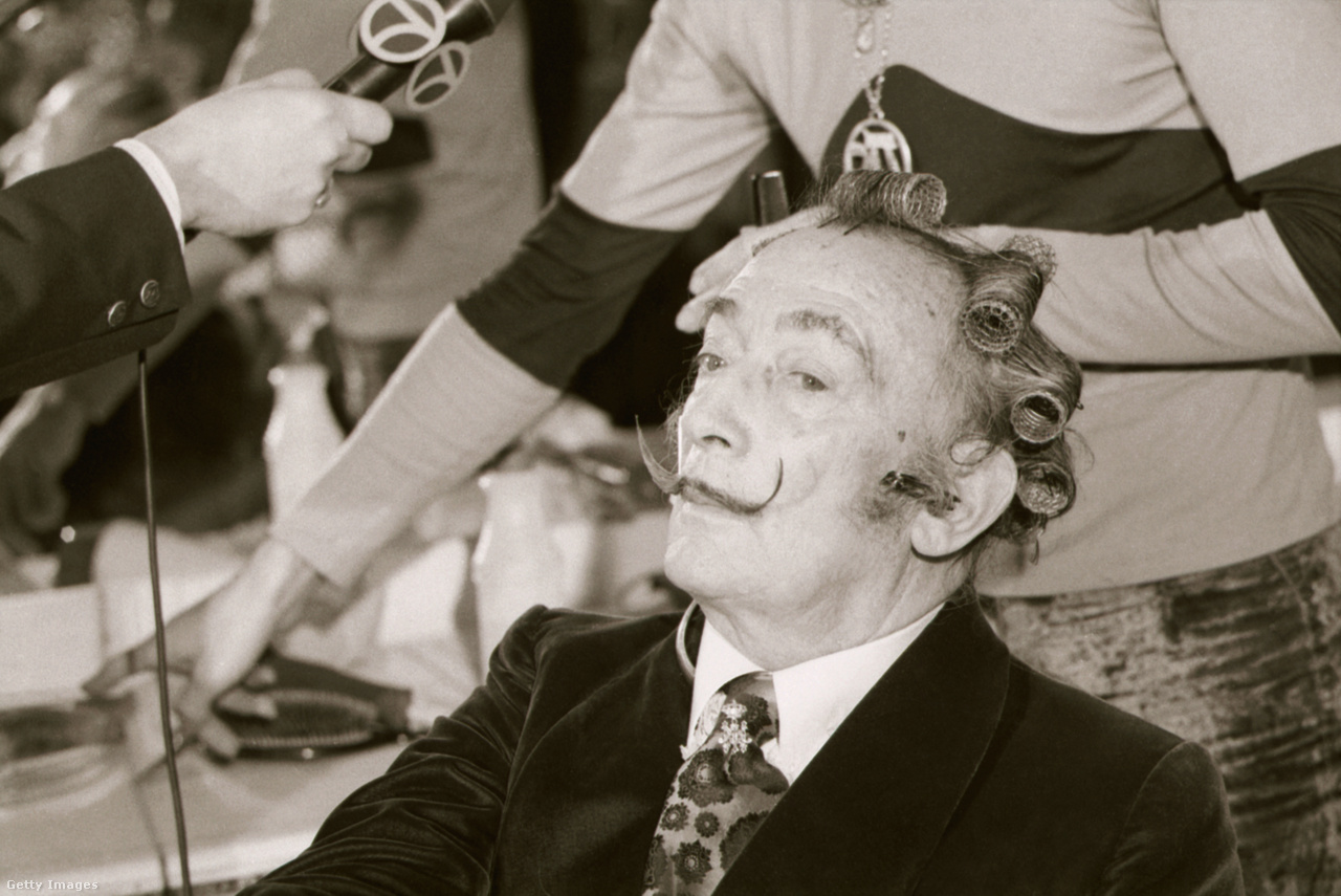 New York, Amerikai Egyesült Államok, 1972. január 25. Salvador Dalí hajcsavarókkal  a hajában 