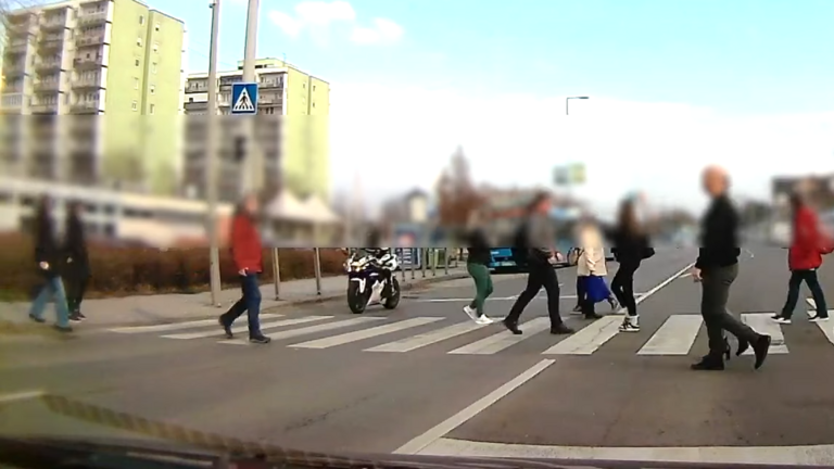A „gyalogosok rémeként” jelent meg egy motoros Budapesten