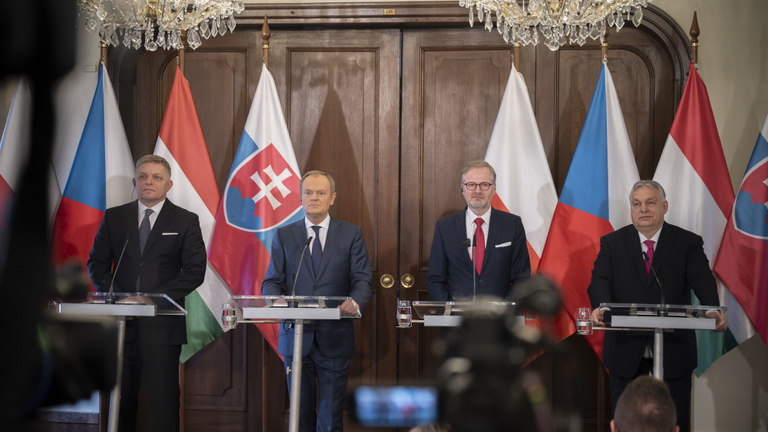 Orbán Viktor Prágában: Magyarország nem akar közös határt Oroszországgal