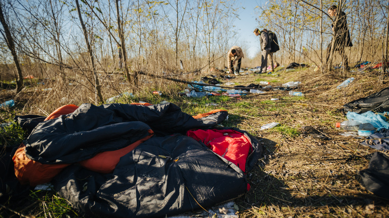 Tonnaszámra áll a szemét a szerb–magyar határ erdőiben, lépést sürgetnek a helyi települések