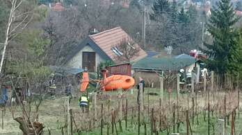 Magánház udvarába zuhant egy autogiro Budaörsön