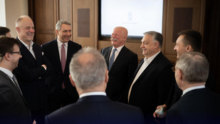 Megkezdődött a kormányülés, Orbán Viktor azonnal jelentkezett