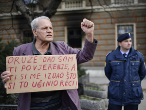 Spontán tömegtüntetés Szarajevóban