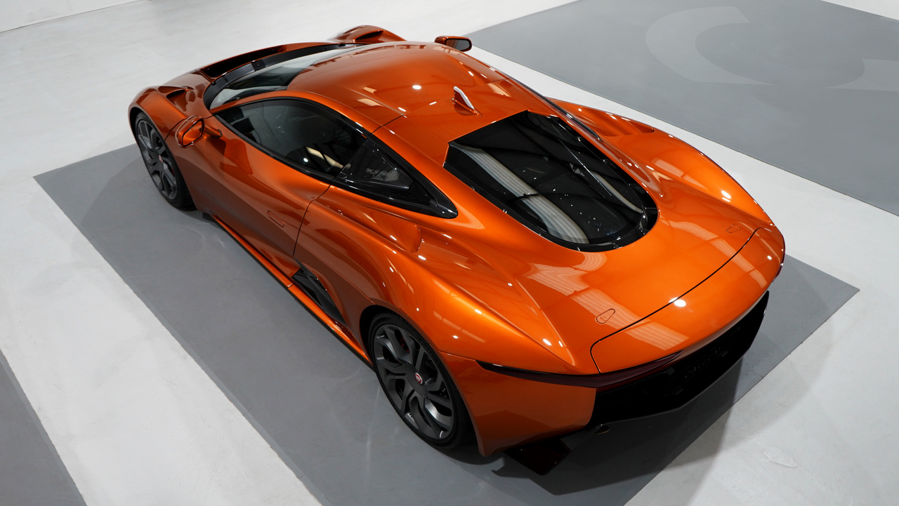 A 2015-ös James Bond produkció, a Spectre viszont kapott öt darab narancssárga kaszkadőrautót, melyet a Williams Advanced Engineering épített merev csöváz köré, a kompresszoros Jaguar V8-cal úgy 480 lóerő körül.
