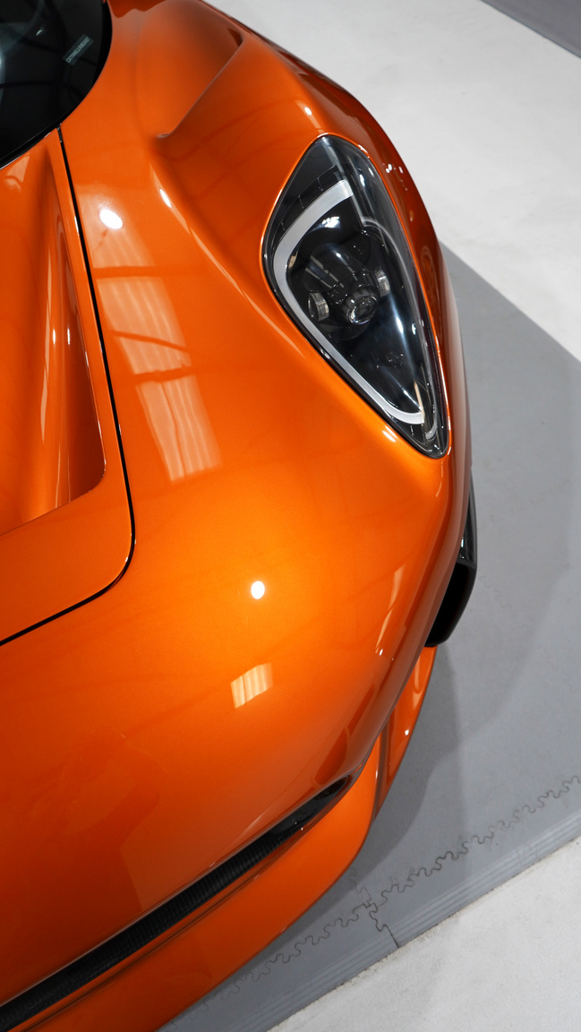 Ian Callum cége, a Callum az utóbbi években továbbfejlesztette az Aston Martin Vanquish-t, gyártott elektromos koncepciót a  Nyobolttal, most pedig a hetes számú Bond-Jaguart alakította utcai autóvá, legalábbis Nagy-Britannia laza szabályai szerint.