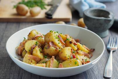 Így készül a német krumplisaláta: ecetes, mustáros öntettel és ropogós baconnel tálalják