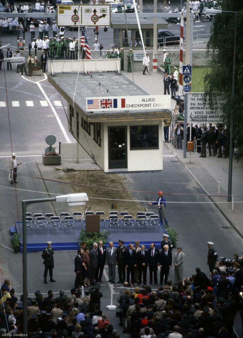 Berlin, Németország, 1990. június 22. A Checkpoint Charlie határátkelőhely lebontása; az ünnepségen részt vett többek között a négy győztes hatalom külügyminisztere, a két német külügyminiszter és a város katonai parancsnokai