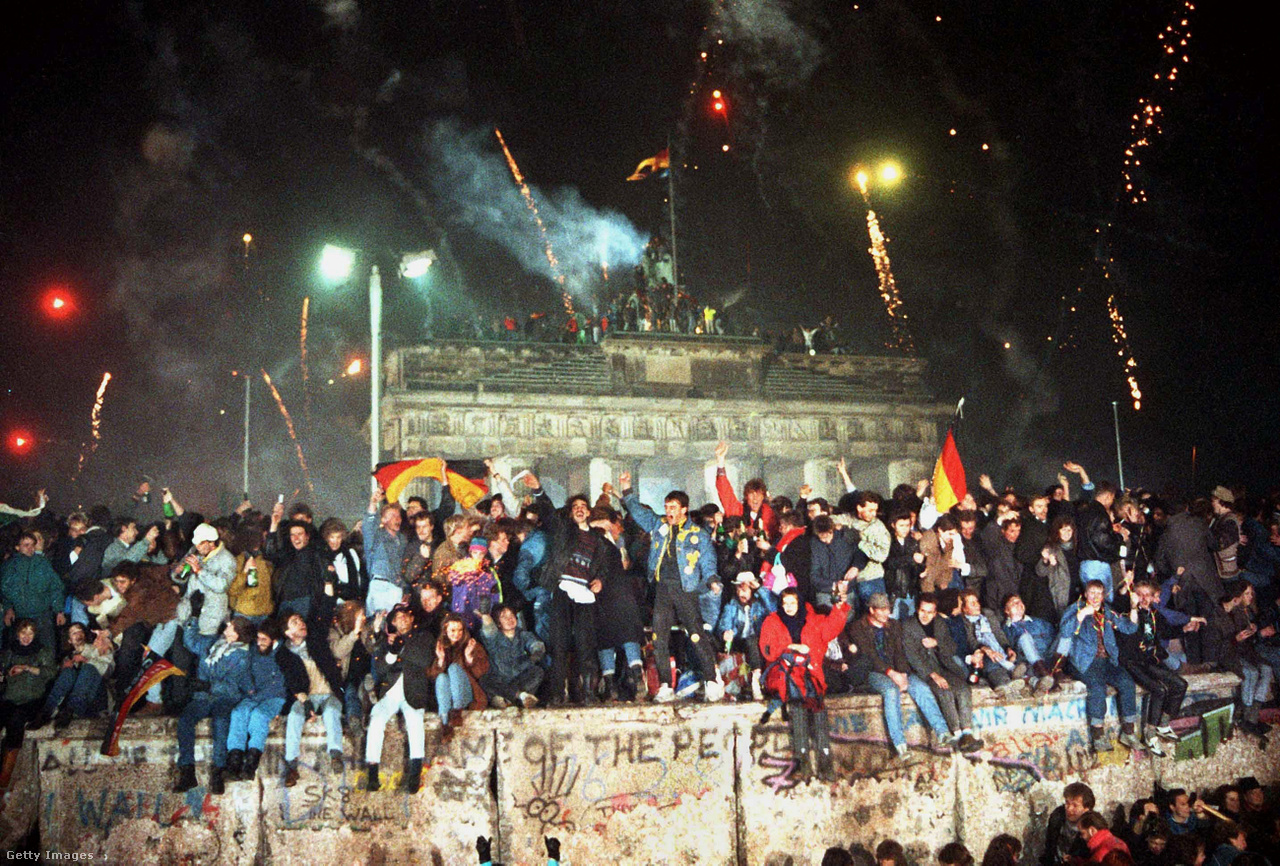 Brandenburgi kapu, Berlin, Németország, 1989. december 31. Több százezer keletről és nyugatról érkezett ember ünnepel a berlini falon a Németország egyesítése utáni első szilveszter éjszakáján