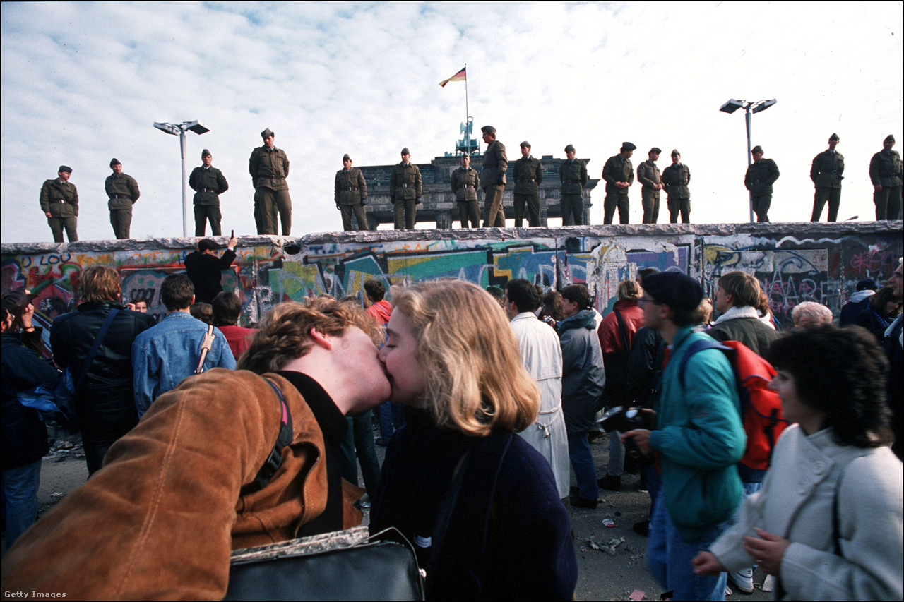 Berlin, Németország, 1989. november 11. A berlini fal megnyitása Berlinben