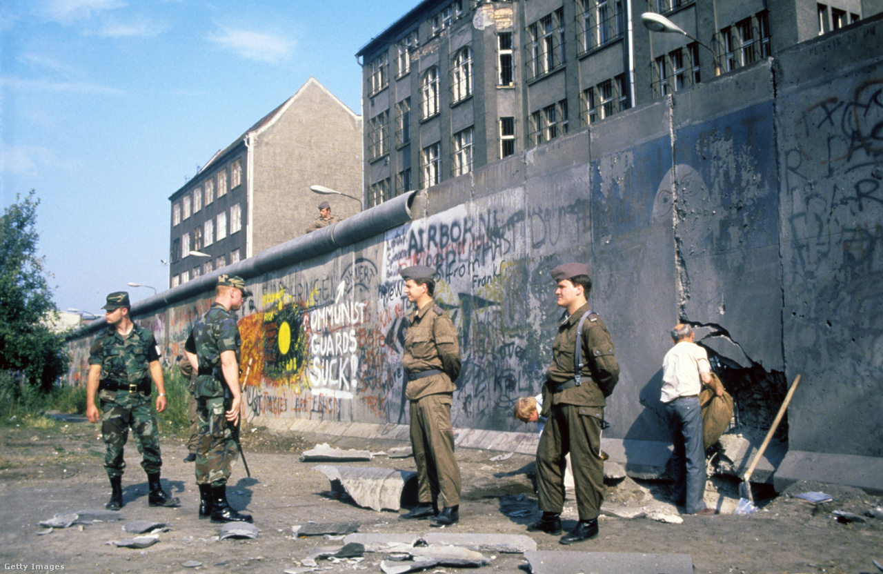 Berlin, Németország, 1986. július 28. Amerikai és NDK-katonák felügyelete alatt NDK-szakértők vizsgálják meg egy robbantás helyszínét, miután radikális jobboldali elkövetők robbanószerkezettel mintegy egy négyzetméteres lyukat ütöttek a berlini falon