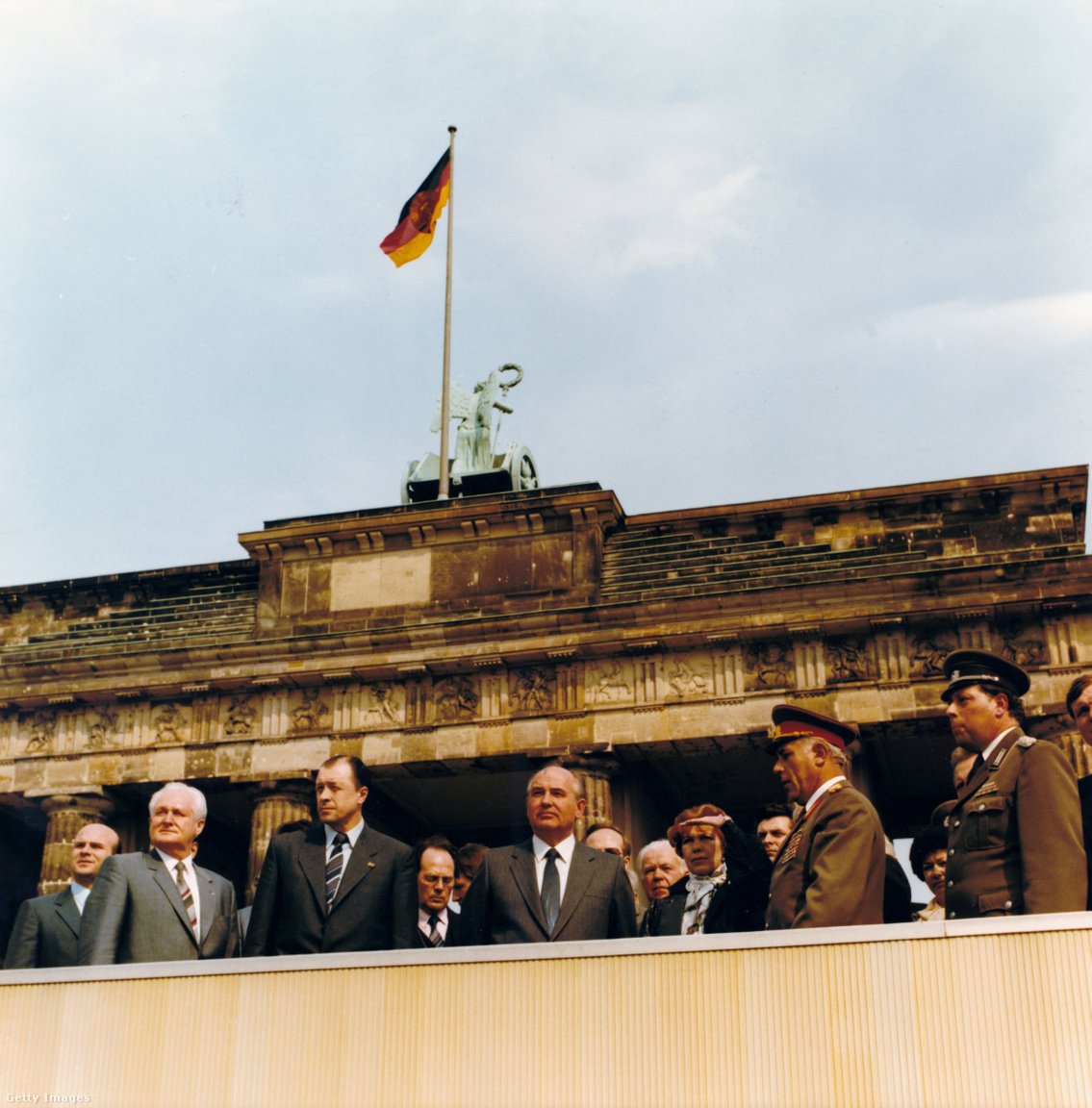 Berlin, Németország, 1986. április 16. KPKSZ küldöttség - Mihail Gorbacsov, a KPKSZ Központi Bizottságának főtitkára, pártja küldöttségét vezetve a SED XI. pártkongresszusán a Brandenburgi kapunál az államhatárra látogat, bal szélen Günter Mittag, a Politbüro tagja és a SED Központi Bizottságának titkára, jobbról a 2. Karl-Heinz Drews városi parancsnok altábornagy