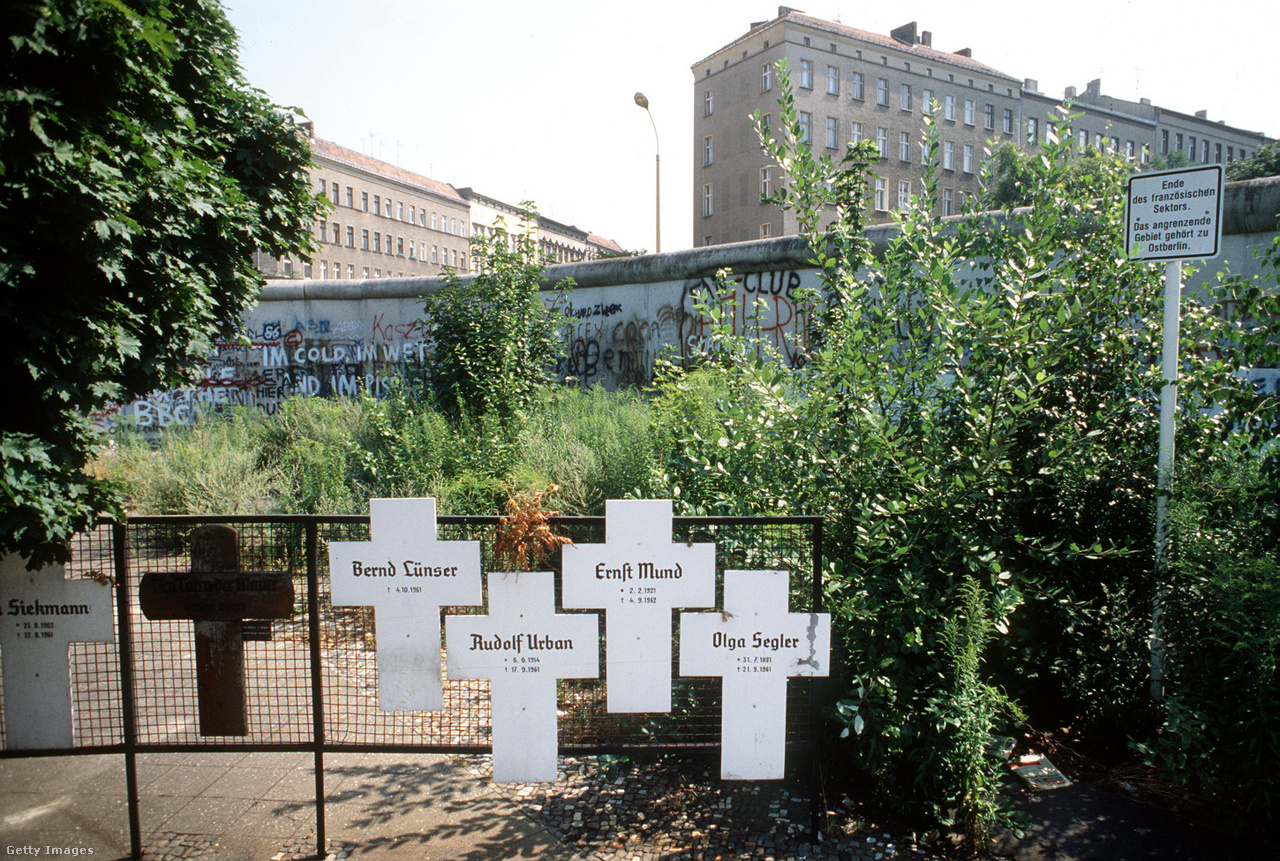 Berlin, Németország, 1986. augusztus 5. Az áldozatok nevével ellátott keresztek a berlin fal nyugat-berlini oldalán azoknak az embereknek állítanak emléket, akiket az NDK határőrei lőttek le, miközben az NDK-ból Nyugatra menekültek