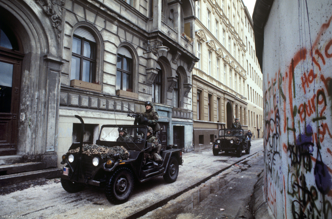 Berlin, Németország, 1986. Motorizált amerikai katonák járőröznek folyamatosan a berlini falnál, időközben külön utakat alakítottak ki a járőrök számára, amelyek gyakran közvetlenül a két városrész közötti demarkációs vonalon helyezkednek el