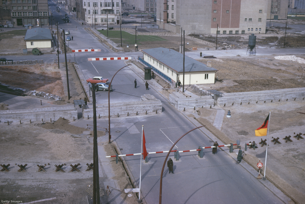 Berlin, Németország, 1960-as évek. A Nyugat- és Kelet-Berlin közötti "Checkpoint Charlie" határátkelőhely látképe