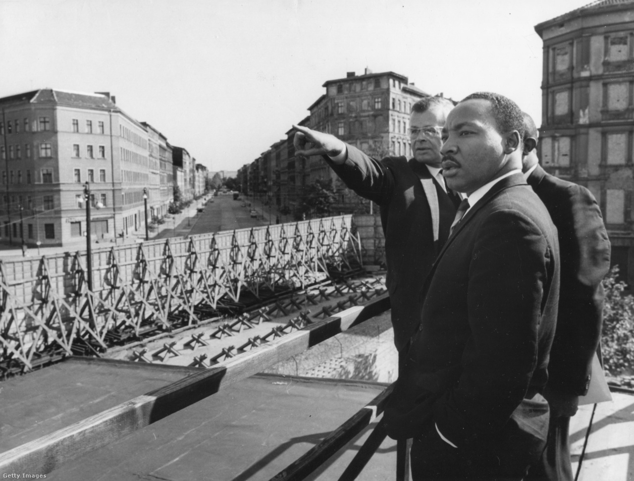 Berlin, Németország, 1964. szeptember 12. Dr. Martin Luther King Jr. a berlini fal szovjet szektorának határán, a Bernauer utcában