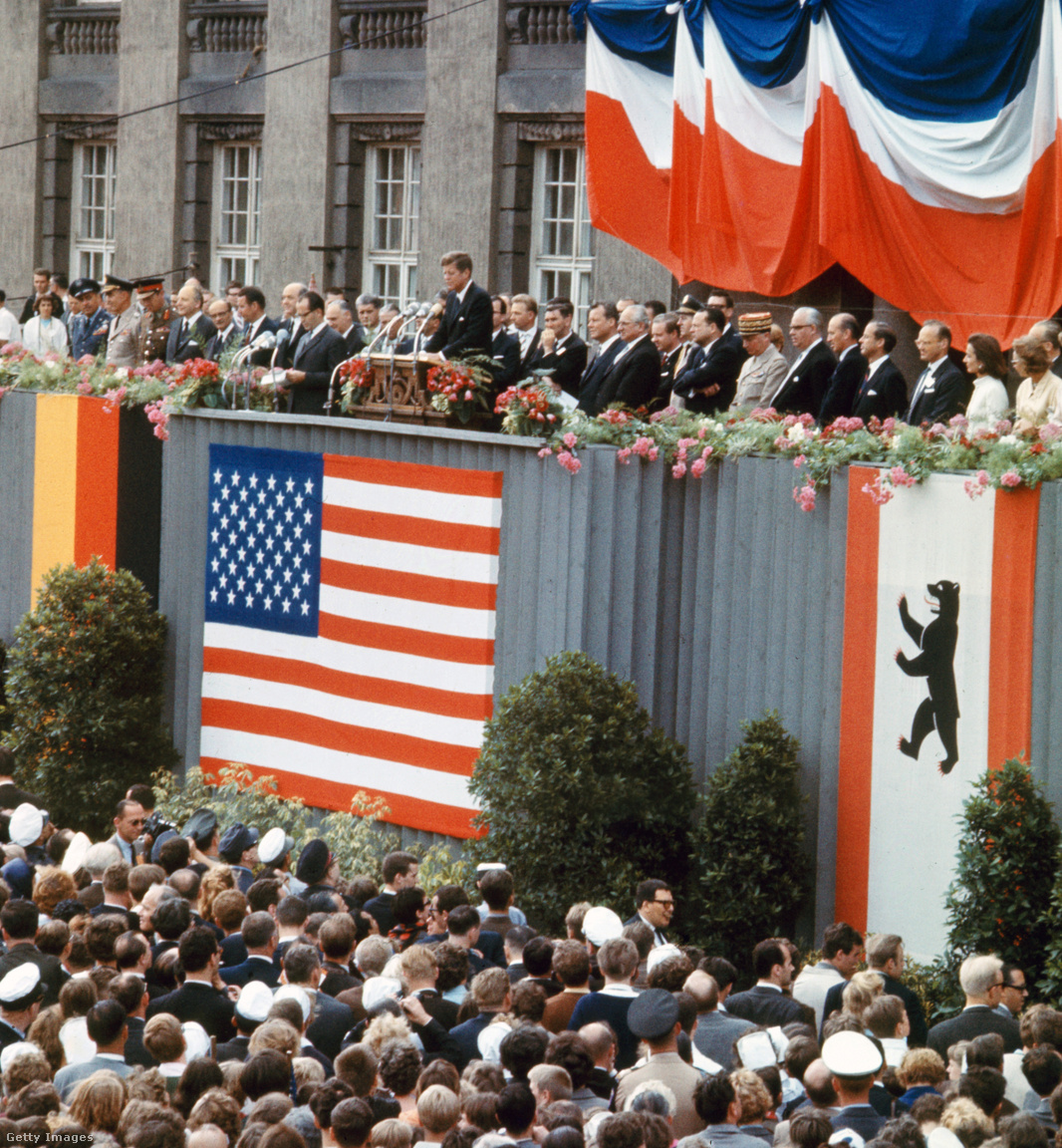 Berlin, Németország, 1963. június 26. John F. Kennedy amerikai elnök a berlini Schöneberg városháza előtt mondott híres beszédében a legendás "Ich bin ein Berliner" mondattal fejezi ki szolidaritását a megosztott város lakóival