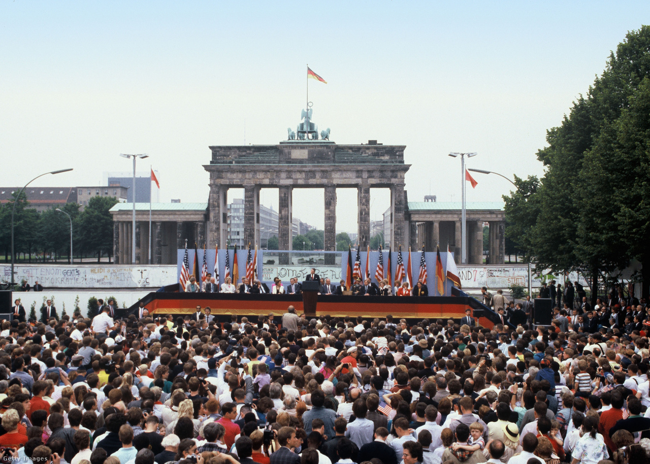 Brandenburgi kapu, Berlin, Németország, 1986. július 4. Ronald Reagan amerikai elnök 400 ezer berlini előtt modja el híres beszédét: „Gorbacsov úr, nyissa ki ezt a kaput! Gorbacsov úr, bontsák le ezt a falat!”