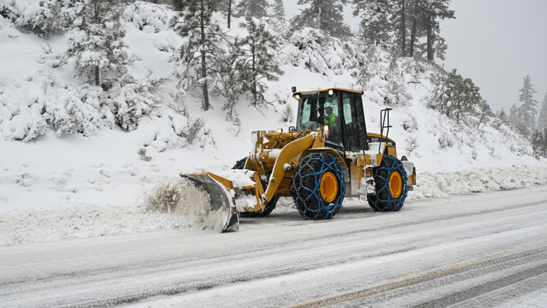 Hóvihar miatt utakat és síközpontokat zártak le az Egyesült Államokban