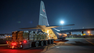 Az Egyesült Államok megkezdte légi úton az élelmiszer-szállítást a Gázai övezetbe